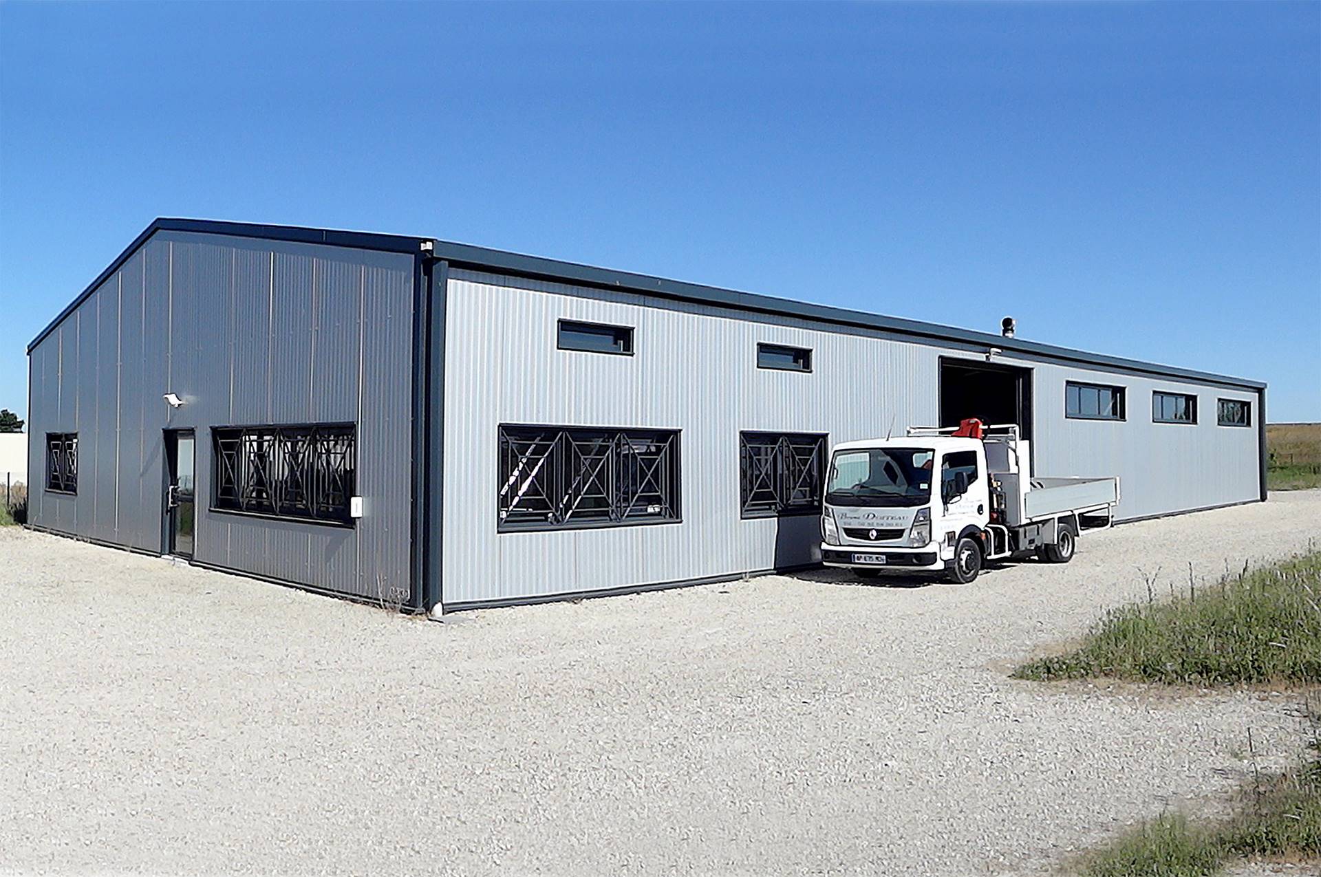 hangar métallique double pente ateliers et bureaux
